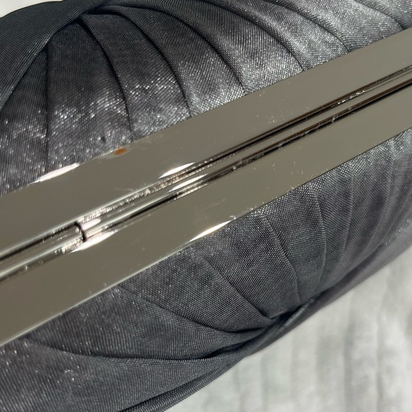NWT Sondra Roberts Gray Silver Satin Twist Evening Clutch Silver Tone Chain Trim - Picture 11 of 11